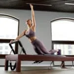 Reformer pilates yapan kadın – FizyoFactory klinik pilates hizmeti.